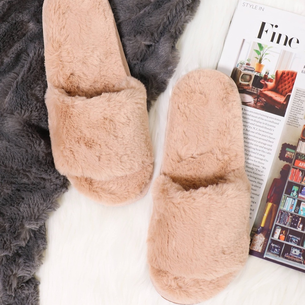 NEW W/BOX Slide Slippers in Natural